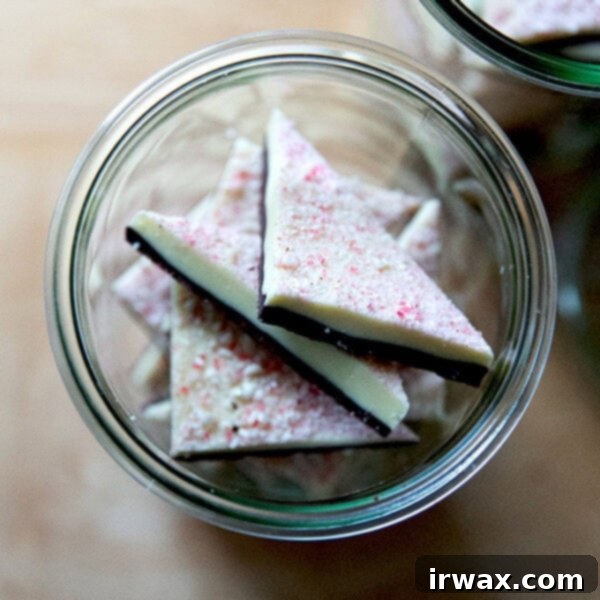 Μέντα Φλοιός με Σκόνη Μέντας 23 Overhead shot of peppermint bark in glass jars.