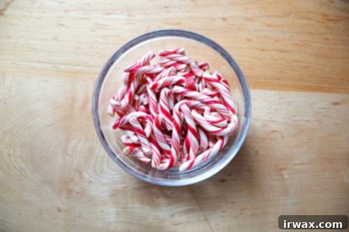 Μέντα Φλοιός με Σκόνη Μέντας 4 A bowl of candy canes.