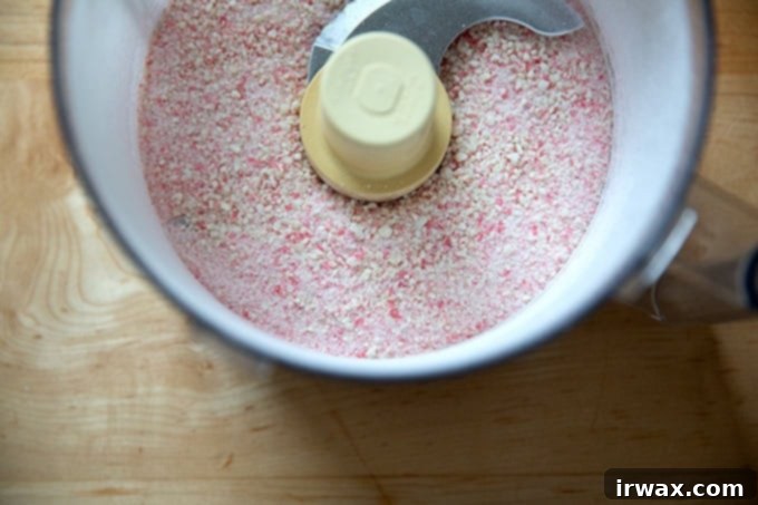 Μέντα Φλοιός με Σκόνη Μέντας 5 A food processor filled with crushed candy canes.