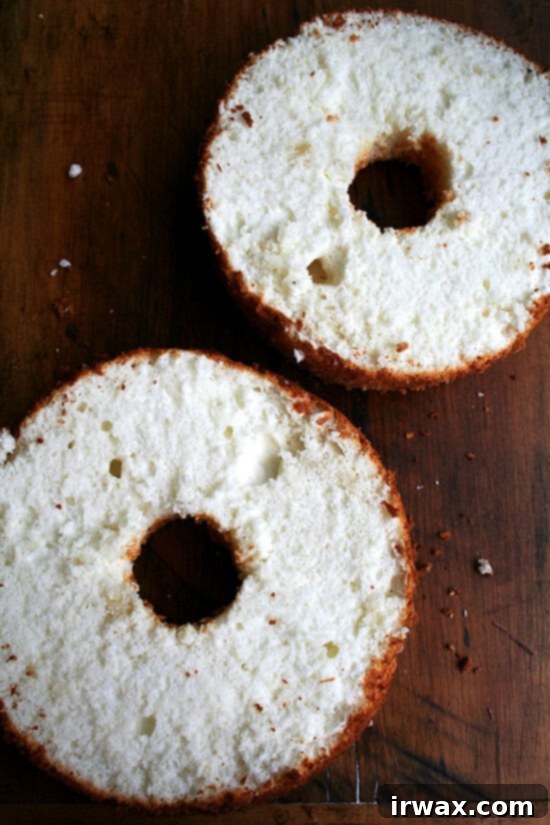 Angel Food Cake κομμένη στη μέση Angel Food Cake κομμένη στη μέση