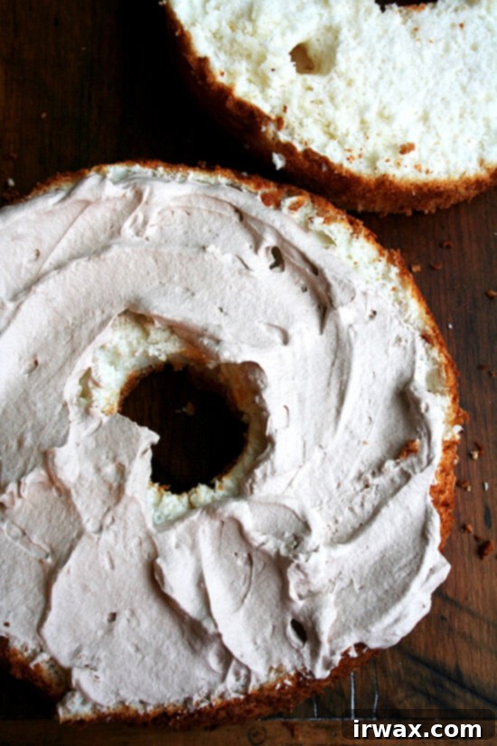 Κομμένη στη μέση Angel Food Cake με γλάσο Κομμένη στη μέση Angel Food Cake με γλάσο