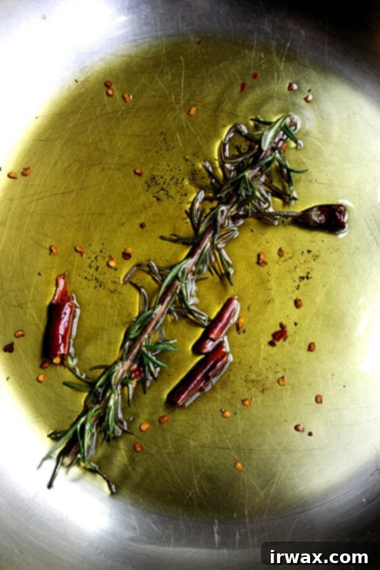 Δεντρολίβανο και chile de arbol να τσιτσιρίζουν σε ελαιόλαδο Δεντρολίβανο και chile de arbol να τσιτσιρίζουν σε ελαιόλαδο