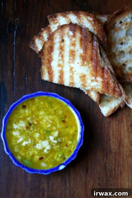 Αυτή η Salsa di Parmigiano είναι μια υπέροχη, εύκολη σάλτσα που πρέπει να γνωρίζετε. Φτιαγμένη κυρίως στον πολυκόφτη, ετοιμάζεται σε λιγότερο από δέκα λεπτά και είναι αρκετή για να σας κρατήσει για εβδομάδες. Φημολογείται ότι στο Bottega του Michael Chiarello, κάθε τραπέζι λαμβάνει ένα μπολ με τη σάλτσα μαζί με τραγανό ψωμί πριν φτάσουν τα κυρίως πιάτα. Ακούγεται παραδεισένιο. // alexandracooks.com Αυτή η Salsa di Parmigiano είναι μια υπέροχη, εύκολη σάλτσα που πρέπει να γνωρίζετε. Φτιαγμένη κυρίως στον πολυκόφτη, ετοιμάζεται σε λιγότερο από δέκα λεπτά και είναι αρκετή για να σας κρατήσει για εβδομάδες. Φημολογείται ότι στο Bottega του Michael Chiarello, κάθε τραπέζι λαμβάνει ένα μπολ με τη σάλτσα μαζί με τραγανό ψωμί πριν φτάσουν τα κυρίως πιάτα. Ακούγεται παραδεισένιο. // alexandracooks.com