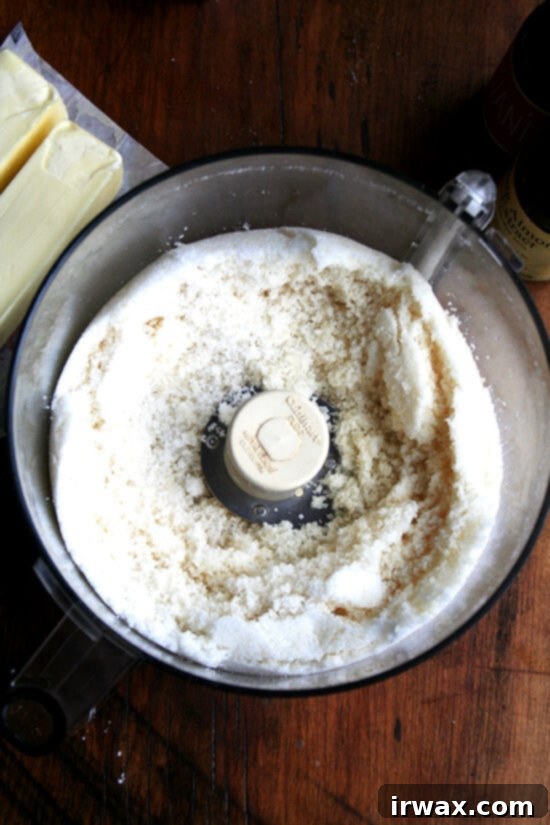 Αμυγδαλότουρτα Panisse 6 Ζάχαρη και αμυγδαλόπαστα αναμειγνύονται στον πολυκόφτη.