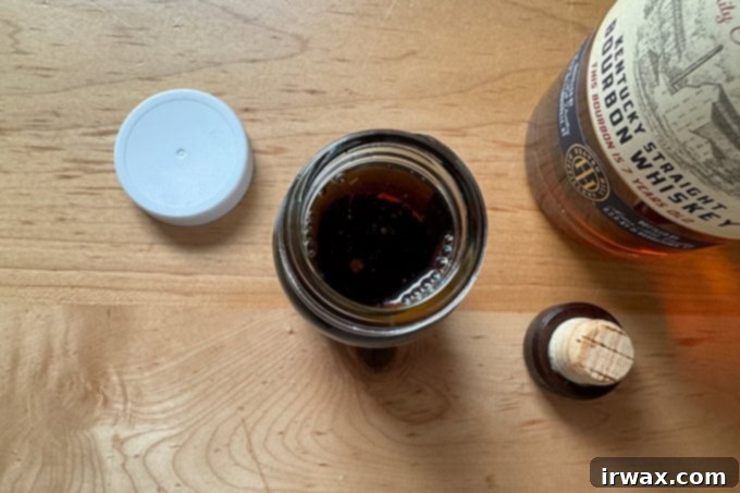 Δώρα που θα ενθουσιάσουν τη μαμά 14 Bourbon poured into a jar filled with small vanilla pods.