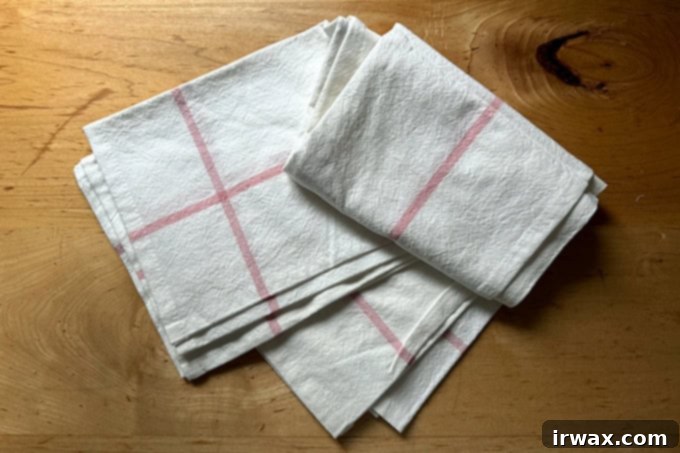 Δώρα που θα ενθουσιάσουν τη μαμά 4 A Food52 tea towel on a countertop.