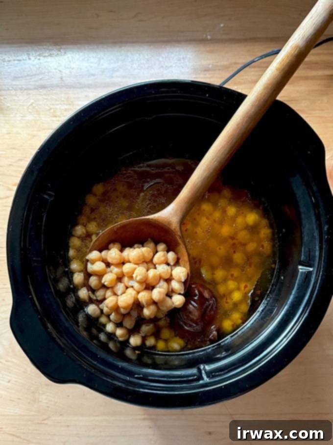 9 Προτάσεις Δώρων για την Ημέρα του Πατέρα 13 A pot of chickpeas with a bean spoon inside.