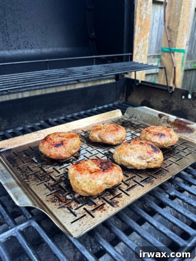 9 Προτάσεις Δώρων για την Ημέρα του Πατέρα 4 Turkey burgers on the grill.