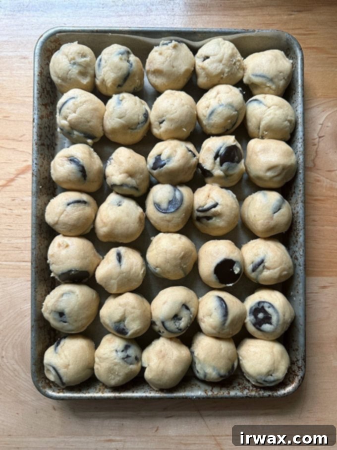 9 Προτάσεις Δώρων για την Ημέρα του Πατέρα 7 A tray of unbaked chocolate chip cookie dough balls.