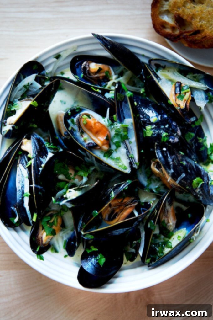 9 Προτάσεις Δώρων για την Ημέρα του Πατέρα 10 A bowl of steamed mussels aside bread.