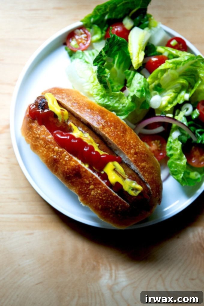Πανεύκολα Σπιτικά Ψωμάκια Μπριός για Hot Dog 20 Ένα hot dog σε ψωμάκι μπριός δίπλα σε μια ελληνική σαλάτα.