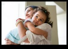 Η δύναμη μιας αγκαλιάς Πώς οι εγκάρδιες αγκαλιές βοηθούν τα μωρά να αναπτυχθούν συναισθηματικά