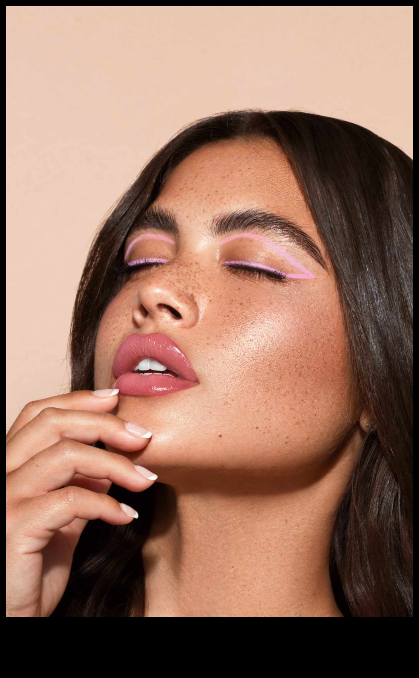 Κραγιόν για χείλη με κουκούλα: Τεχνικές για να τονίσετε το μοναδικό σχήμα των χειλιών σας