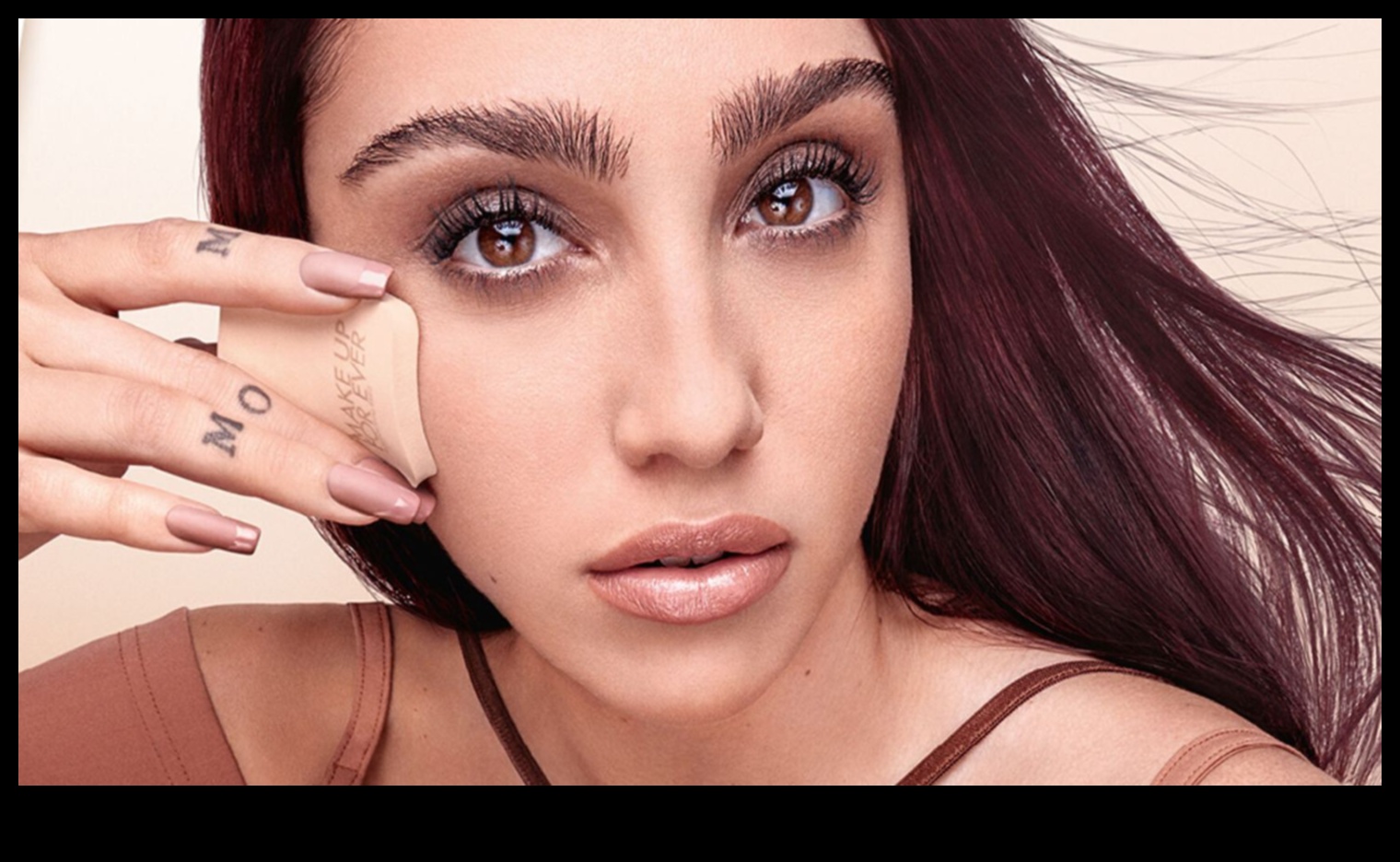 Matte Magic: Επίτευξη επιδερμίδας χωρίς λάμψη με ματ πούδρες