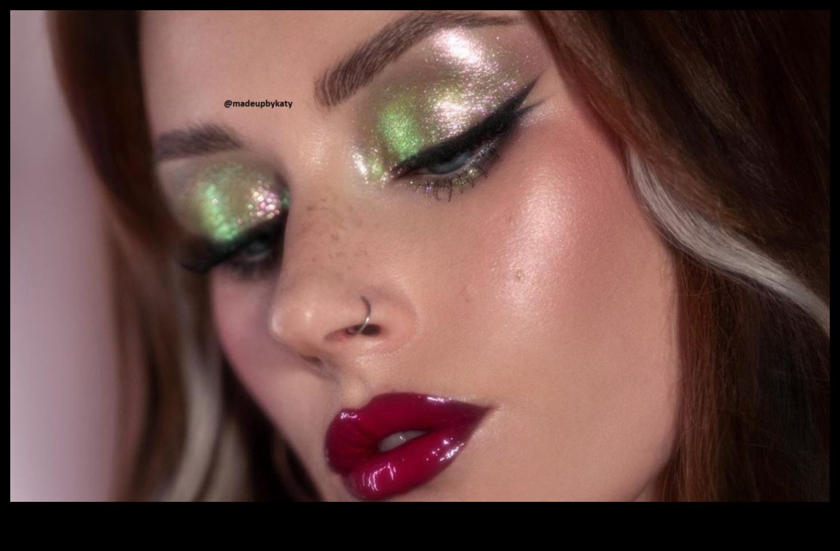 Metallic Marvels: Ενσωμάτωση μεταλλικών σκιών ματιών στο βλέμμα σας