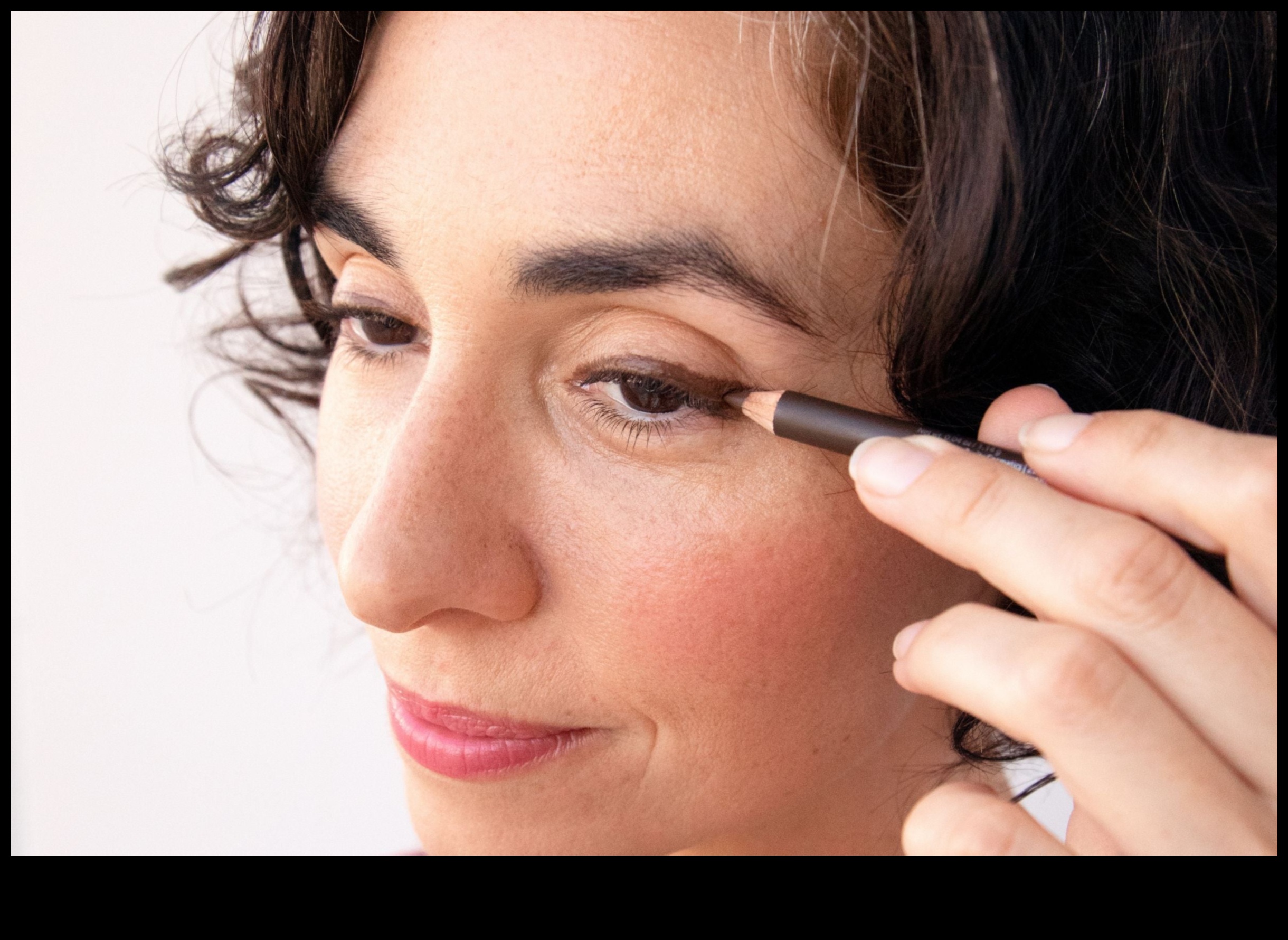 Eyeliner και Highlighting: Ενισχύοντας τα χαρακτηριστικά σας με ακρίβεια