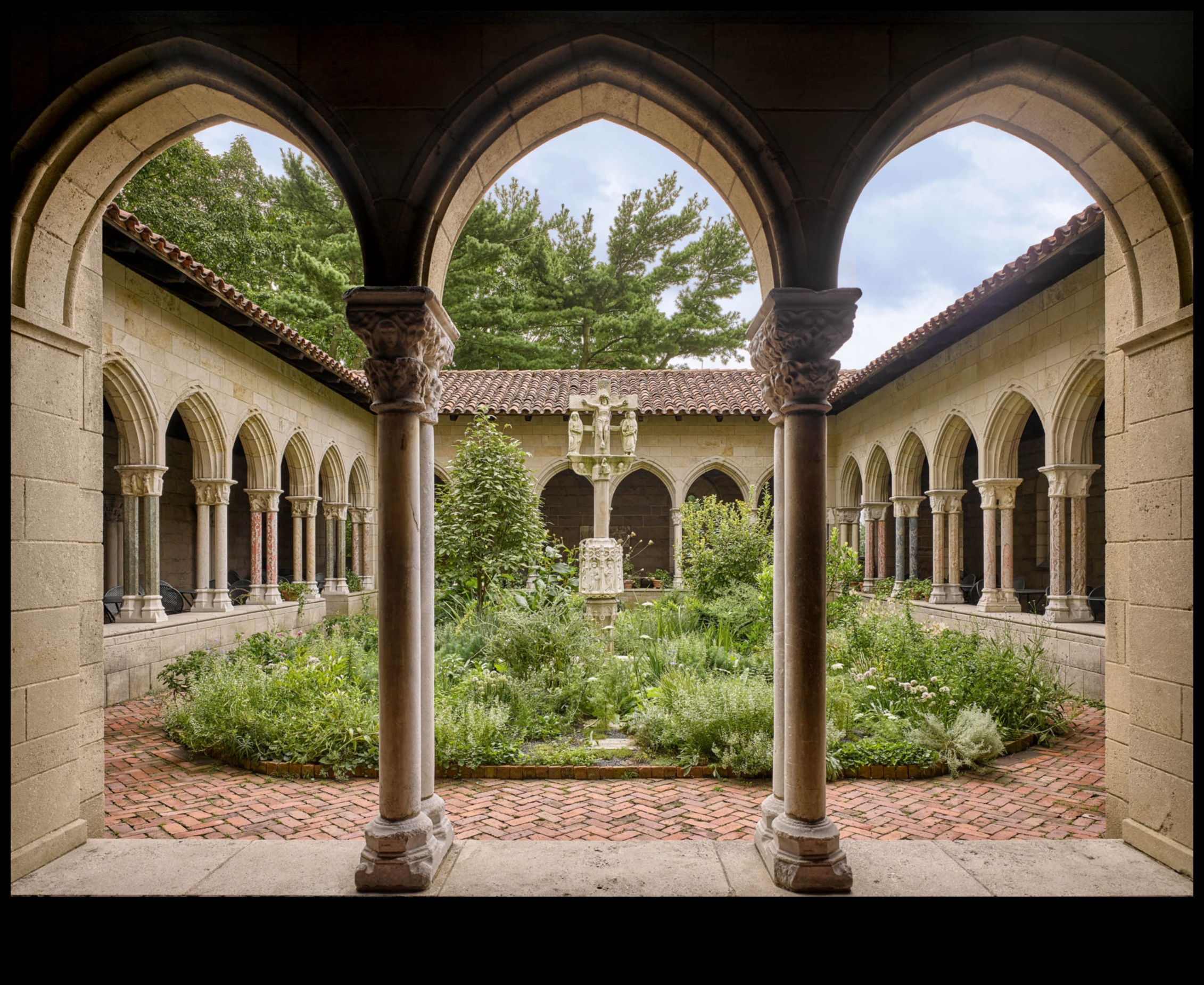 Μοναστήρια και Κήποι: Καλλιτεχνικές Αναπαραστάσεις σε Γοτθικούς Μοναστικούς Χώρους