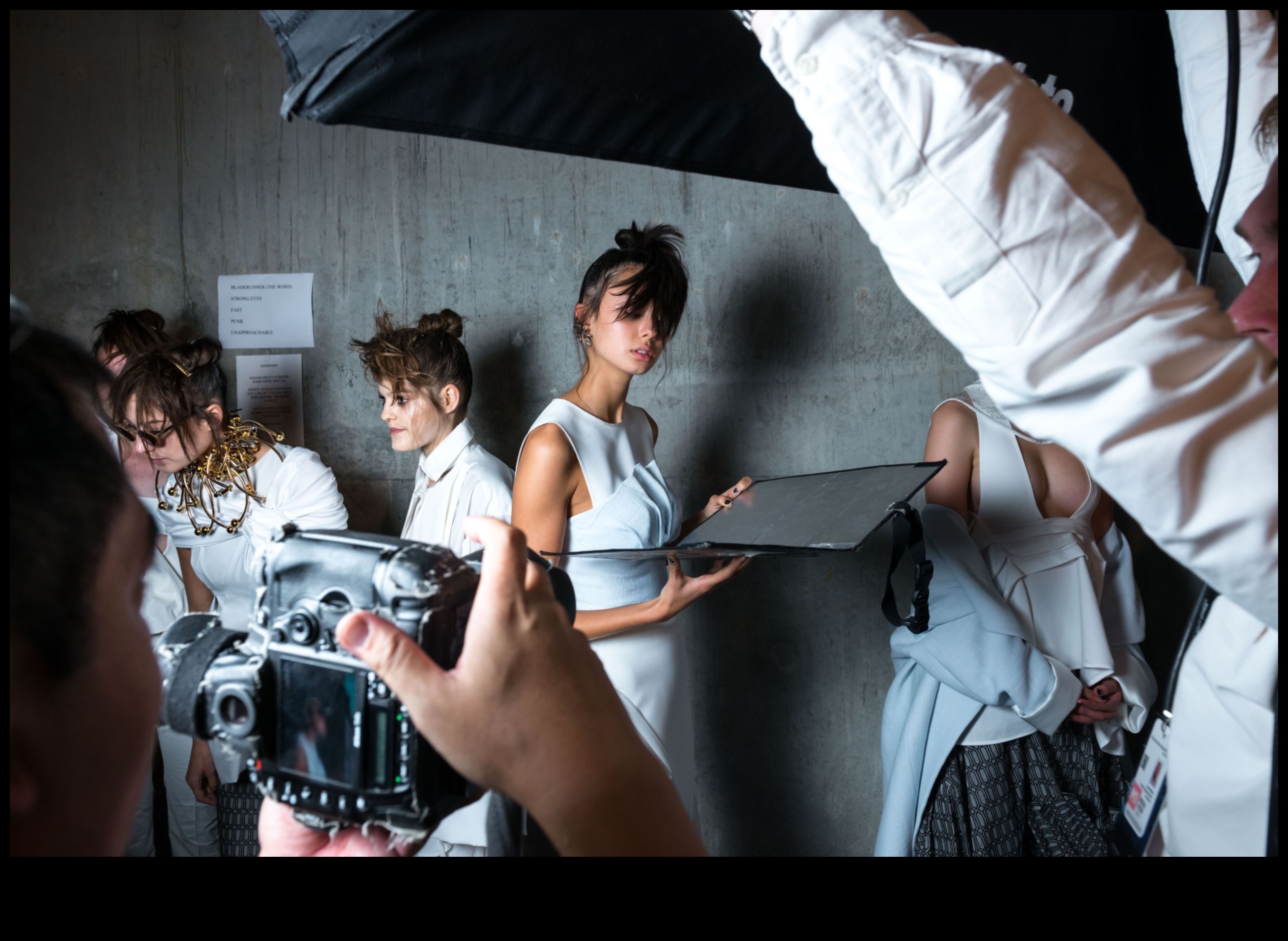 Γλυπτές ιστορίες στυλ Πώς να δημιουργήσετε την αφήγηση του ταξιδιού σας στη μόδα 5 Sculpted Style Stories: Crafting the Narrative of Your Fashion Journey