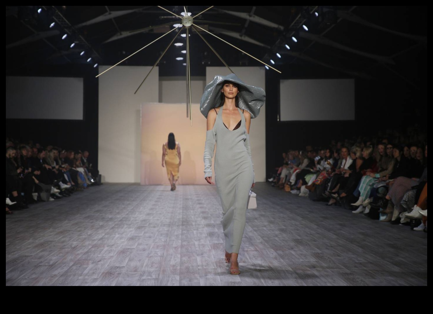 Radiant Runway: Δείξτε στο επίκεντρο της κομψής αριστείας