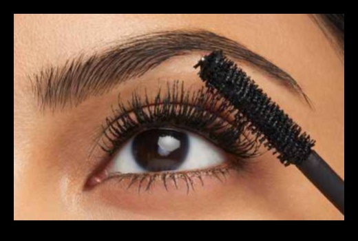 Συνδυασμός eyeliner και μάσκαρα: Ενισχύοντας τις βλεφαρίδες σας για μέγιστο αποτέλεσμα