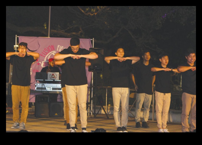 Fashion Fusion Fiesta: Συγχώνευση πολιτισμών για εντυπωσιακό στυλ