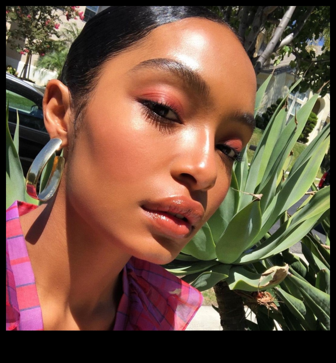 Από γυαλιστερά καπάκια έως γυμνά χείλη: Μοντέρνες ανατροπές σε κλασικά φυσικά στυλ μακιγιάζ